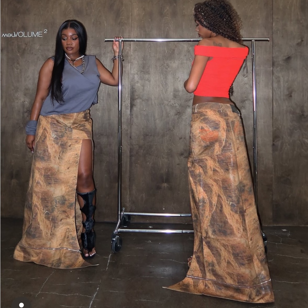 Brown Patterned Maxi Skirt
100% Cotton
Waxed Denim